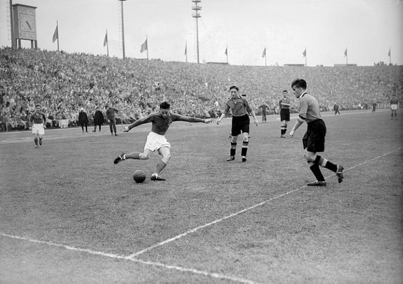 Jean Vincent contre la Belgique en 1954. (L'Equipe)