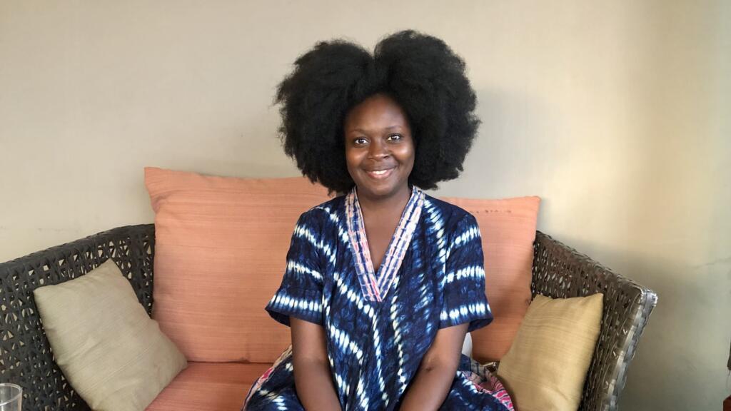 Roukiata Ouedraogo, écrivaine et humoriste burkinabè, en discussion à Ouagadougou