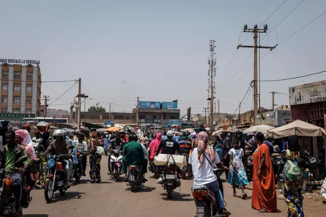 Marché animé au Mali.