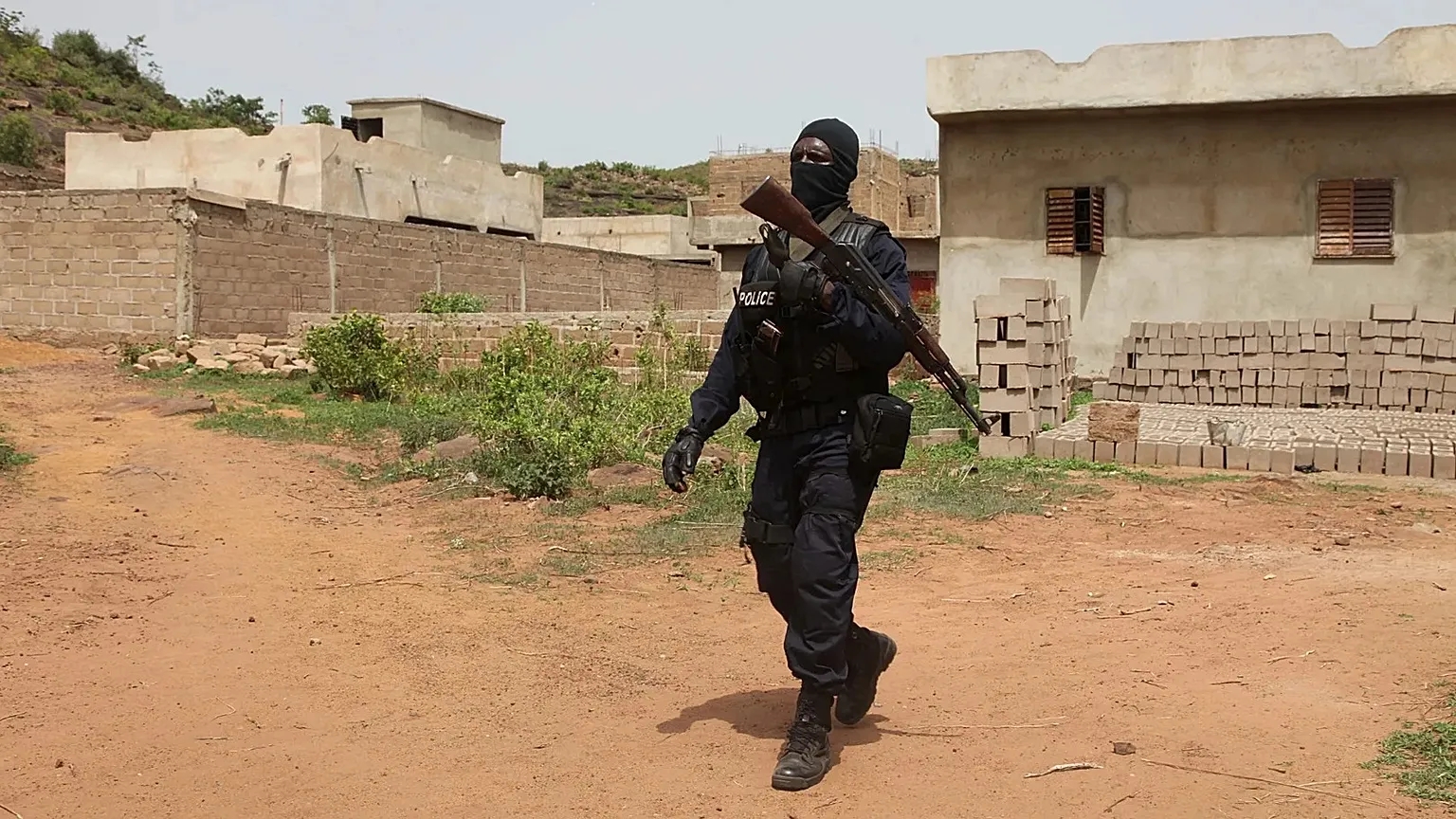 Un policier malien en patrouille devant un établissement à Bamako
