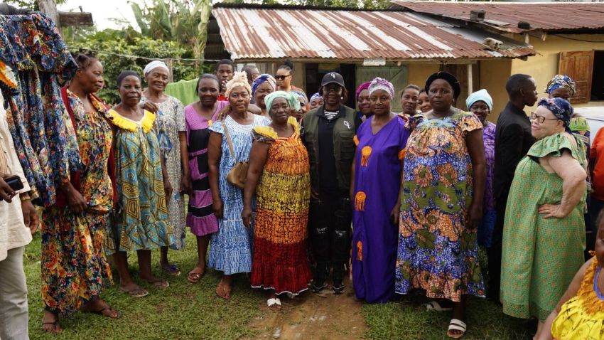 Ministre gabonaise en discussion avec des femmes locales dans le Woleu-Ntem