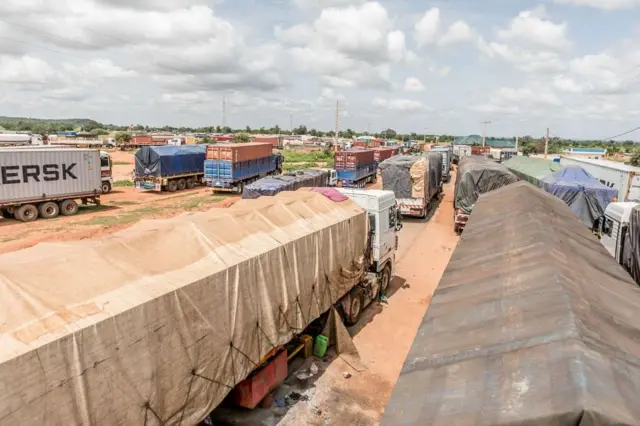 Camions bloqués à la frontière Niger-Bénin en 2023, symbole des tensions passées
