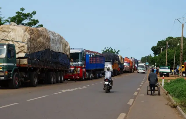 Délégation nigérienne et béninoise lors de discussions à Cotonou pour la réouverture de la frontière
