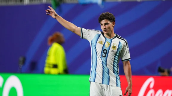 Julian Alvarez en action lors d'un match avec l'Argentine