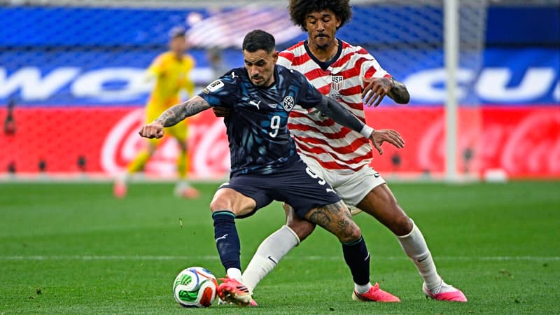 Antonio Sanabria face à Chris Richards lors de USA-Paraguay le 13 juin 2026 à Los Angeles