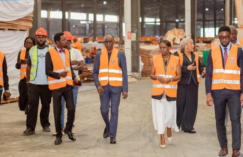 Ambassadeur du Tchad visitant la zone industrielle de Nkok