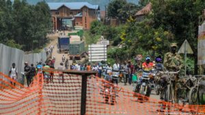 Frontières ouvertes et riposte renforcée pour freiner Ebola