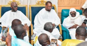 Ousmane Sonko salue l&rsquo;héritage de Serigne Touba lors de sa visite au khalife