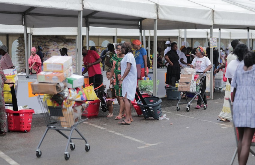 Vue aérienne d'un méga marché organisé par la Centrale d'Achat au Gabon