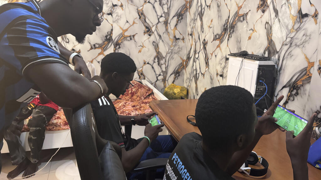 l'entraîneur Ibzo et ses joueurs sénégalais en pleine séance de préparation sur eFootball à Dakar