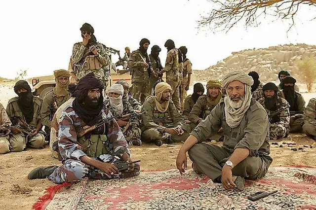 Combattants touaregs réunis sous un arbre, symboles de la résistance dans le nord du Mali