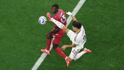 Le latéral portugais Nuno Mendes à la lutte avec un joueur espagnol, le 6 juillet 2026 en 8e de finale de la Coupe du monde, à Dallas, aux Etats-Unis