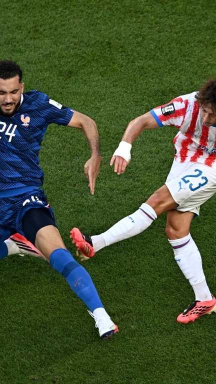 Le milieu de terrain français Rayan Cherki s'oppose au Paraguayen Matias Galarza lors du 8e de finale de la Coupe du monde, à Philadelphia le 4 juillet 2026. (JEWEL SAMAD / AFP)