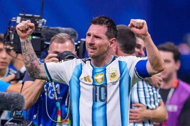 Lionel Messi célèbre une victoire lors d'un match de Coupe du Monde 2026.