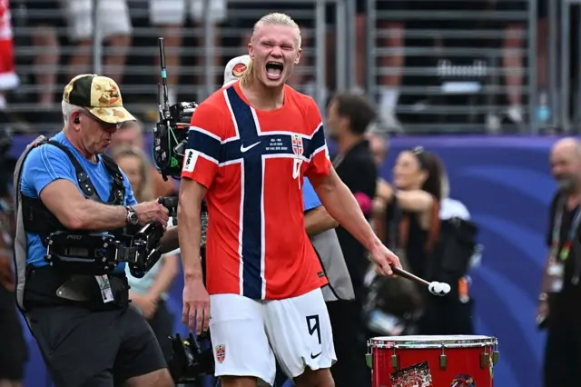 Erling Haaland célèbre une victoire lors d'un match de Coupe du Monde 2026.