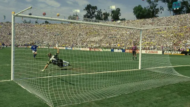 Roberto Baggio rate son penalty en finale de la Coupe du Monde 1994.