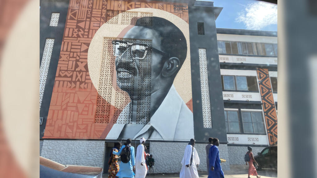Fresque murale à l’entrée du campus de l’université Cheikh Anta Diop, dédiée à l’éminent penseur sénégalais.