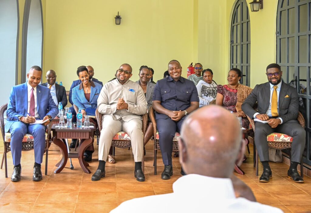 Photo de la rencontre entre Floribert Anzuluni Isiloketshi et Yoweri Museveni