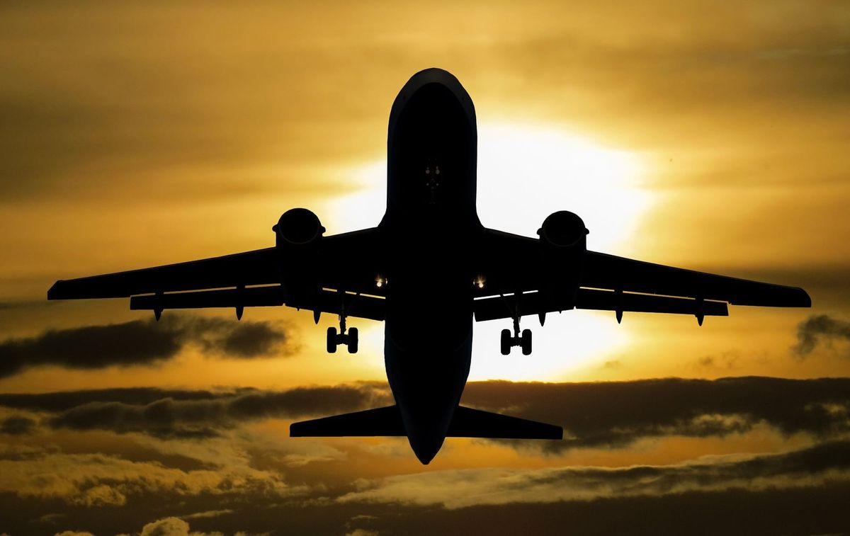 Avion en vol, symbole de la future liaison aérienne Tchad-Libye