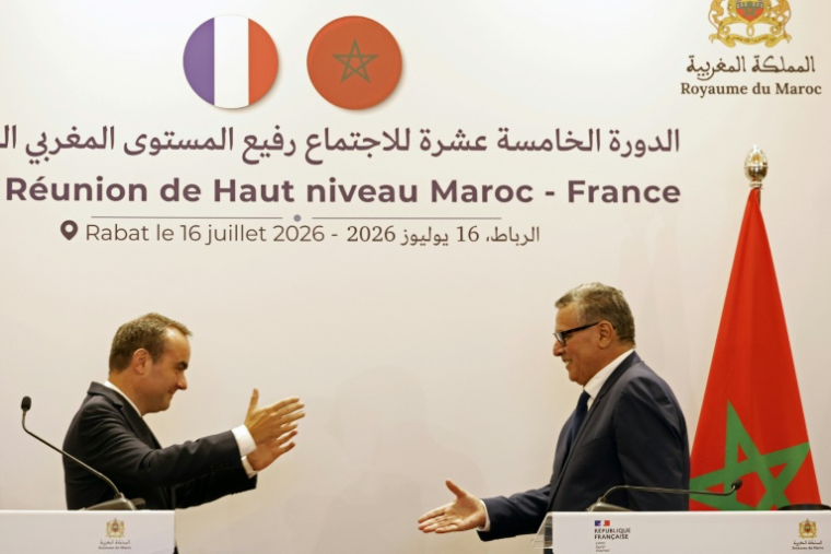 Le Premier ministre français Sébastien Lecornu et son homologue marocain Aziz Akhannouch lors d'une conférence de presse