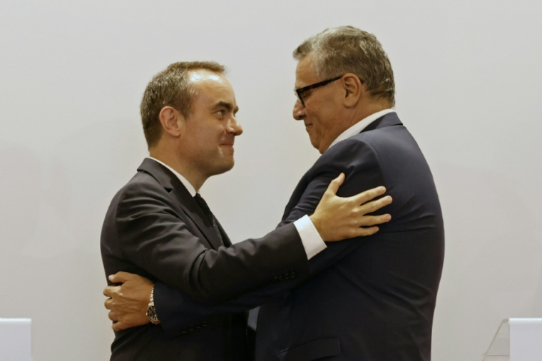 Le Premier ministre français Sébastien Lecornu (g) et son homologue marocain Aziz Akhannouch se donnent une accolade