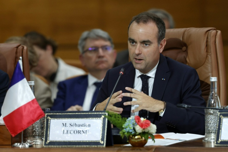 Le Premier ministre français Sébastien Lecornu prononce un discours lors d'une séance plénière avec des ministres marocains