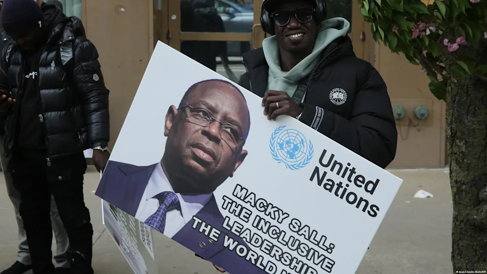 Portrait en noir et blanc de Bassirou Diomaye Faye et Macky Sall dans une salle de réunion