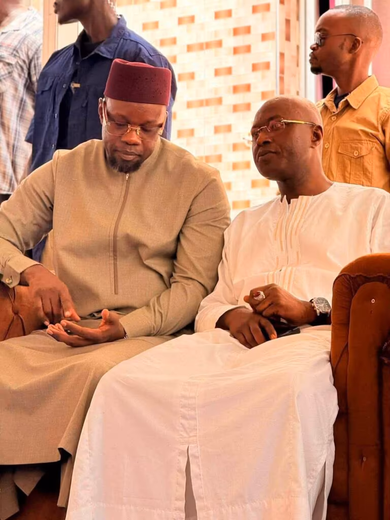 Visite d'Ousmane Sonko aux Parcelles Assainies pour soutenir Diamil Sané après le décès de sa mère