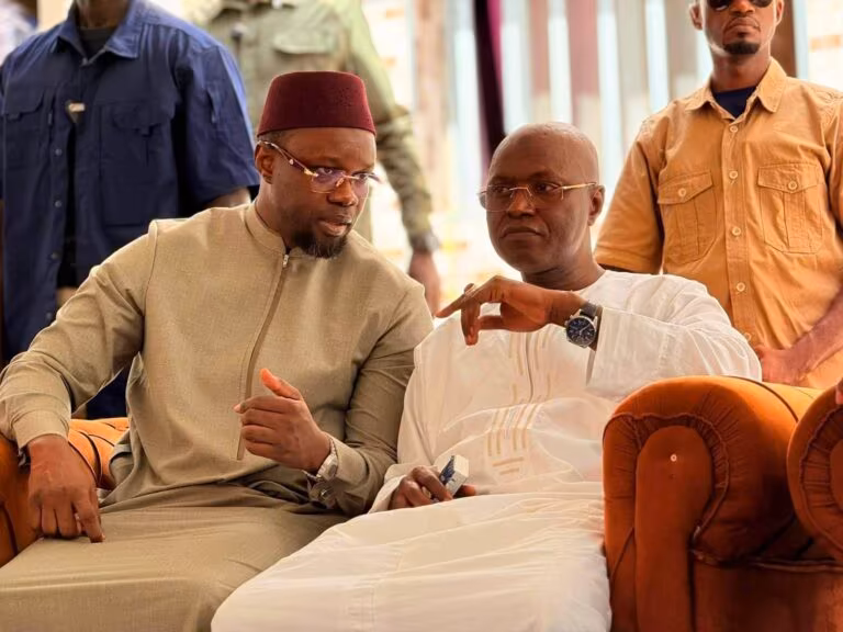Souvenirs et témoignages de soutien lors de la visite d'Ousmane Sonko