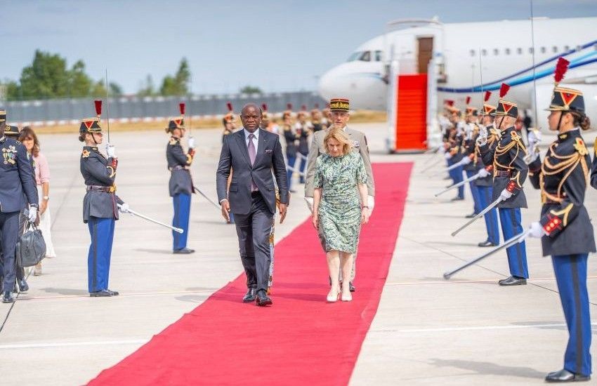 Le président gabonais Brice Clotaire Oligui Nguema et la ministre française de la Culture lors d’une cérémonie officielle