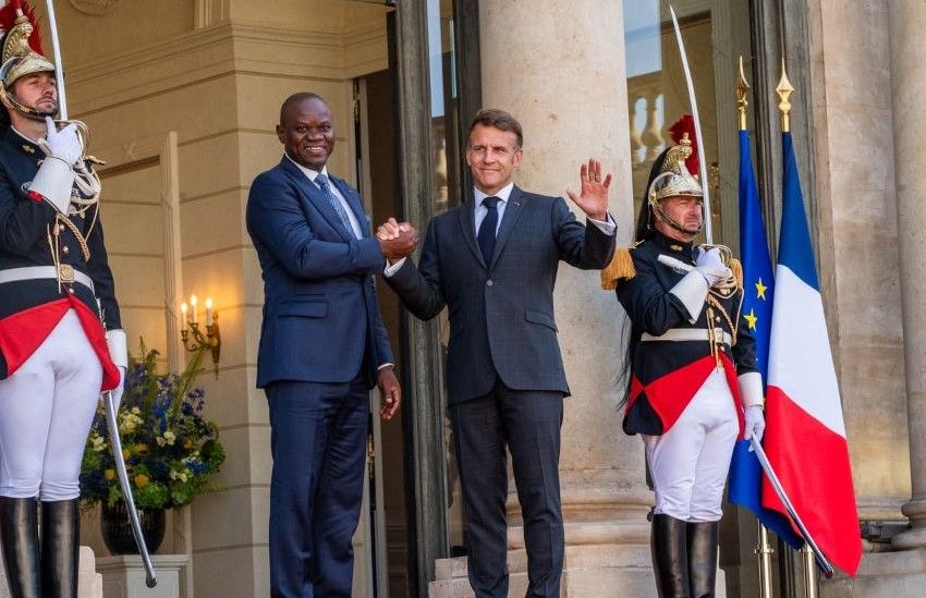 Le président gabonais Brice Clotaire Oligui Nguema et le président français Emmanuel Macron lors d'une cérémonie officielle à l'Élysée
