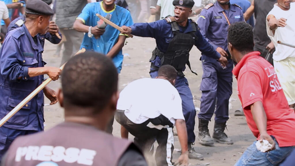Des affrontements entre forces de l'ordre et manifestants à Kinshasa illustrent les tensions persistantes en RDC