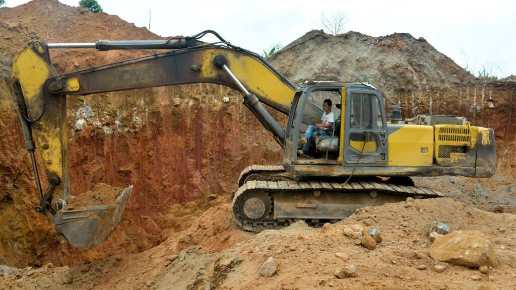 Un employé d'une société minière chinoise sur un site d'extraction près de Betare Oya, au Cameroun, en avril 2018.