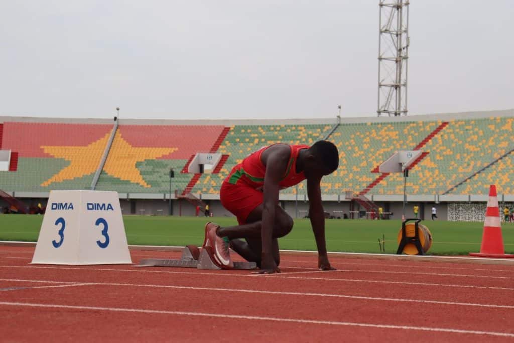 Jeunes athlètes burkinabè célébrant leurs médailles lors des Championnats U18 et U20