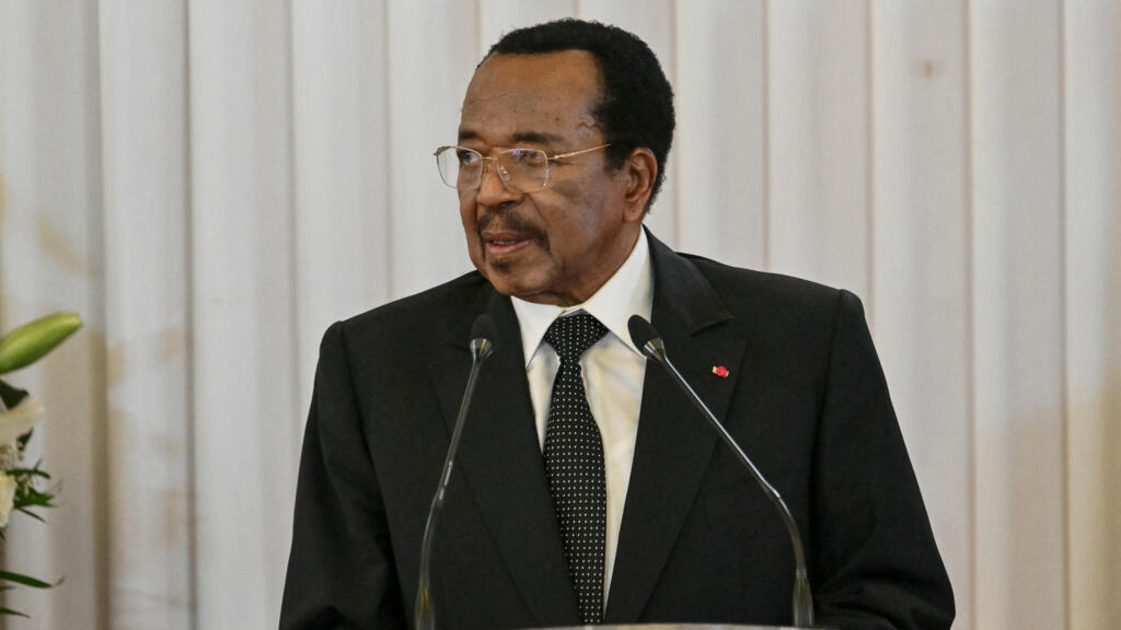 Le président camerounais Paul Biya s’exprime lors d’un discours à Yaoundé en présence du pape Léon XIV (hors champ), le 15 avril 2026.