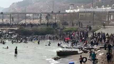 Des migrants arrivent à Ceuta après avoir traversé la frontière marocaine à la nage