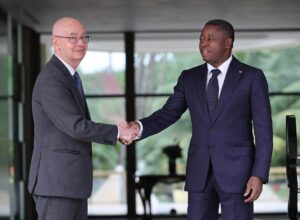 Signature de documents lors de la rencontre