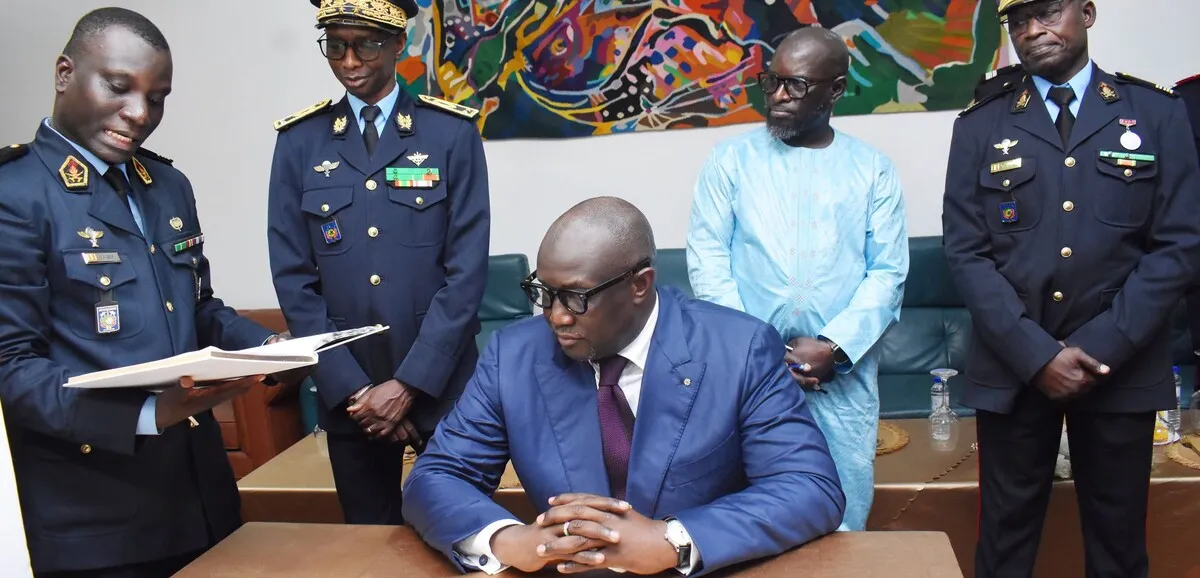 Le ministre sénégalais Mouhamadou Makhtar Cissé et son homologue français Laurent Nuñez discutent de la sécurité des JOJ Dakar 2026