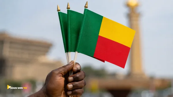 Drapeau du Bénin flottant lors des célébrations
