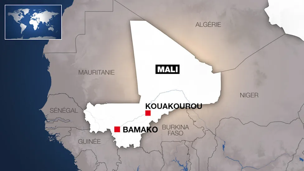 Enfants et adultes déplacés dans une école de Mopti, au Mali