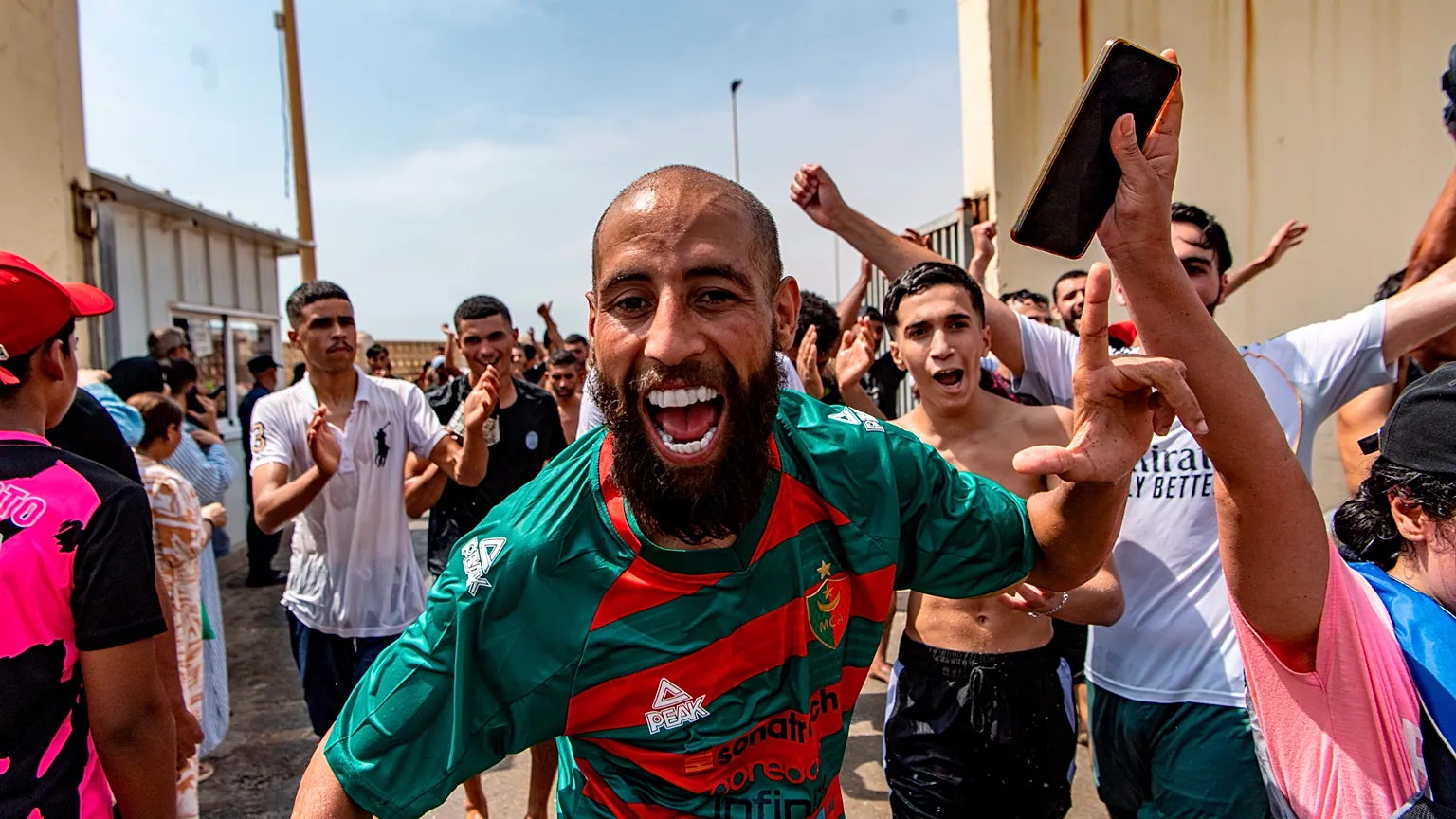 Afflux massif de migrants depuis le Maroc vers l'enclave espagnole de Ceuta, le 30 juillet 2026. (Photo AP/Antonio Sempere)