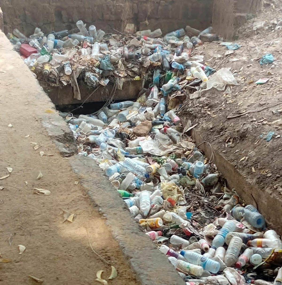 Décharge de plastiques à N'Djamena, illustration des défis du recyclage au Tchad