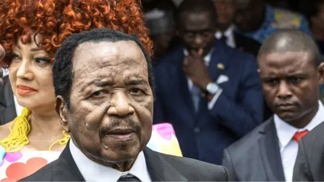 Paul Biya lors d'une apparition publique au Cameroun en 2026, entouré de responsables et de son épouse Chantal Biya