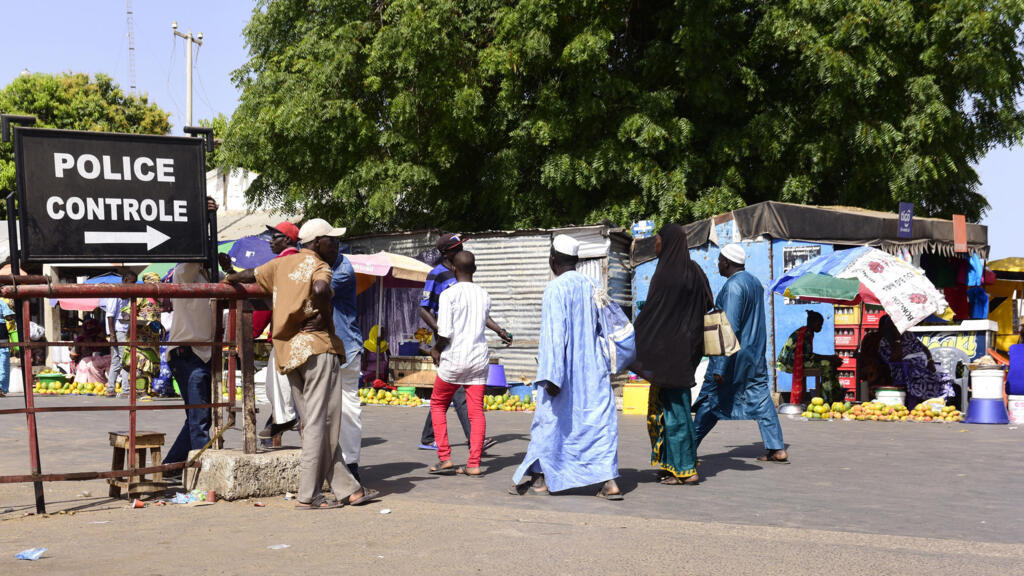 À Karang, au Sénégal, des voyageurs passent le contrôle de police pour se rendre en Gambie en mai 2016.