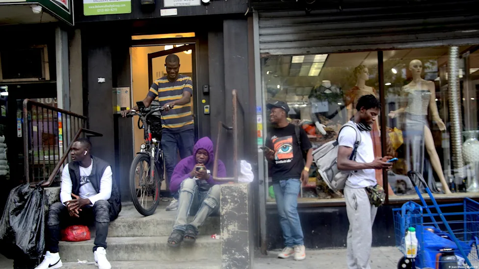 Portrait de migrants africains réunis pour leur défense juridique