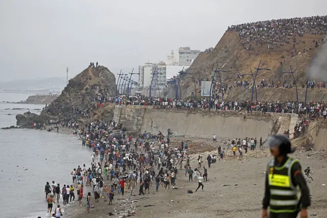 Migrants marocains tentant de rejoindre Ceuta