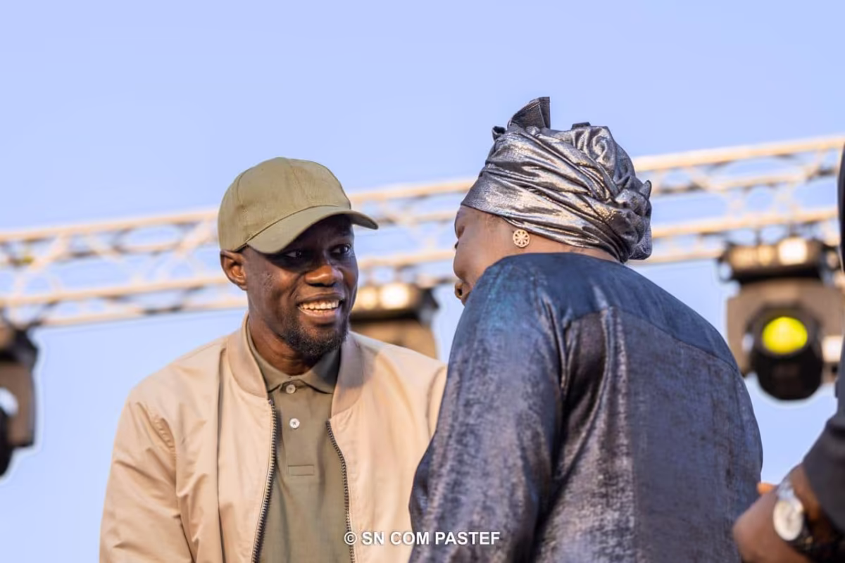 Aminata Touré face à Ousmane Sonko lors d’un rassemblement politique au Sénégal