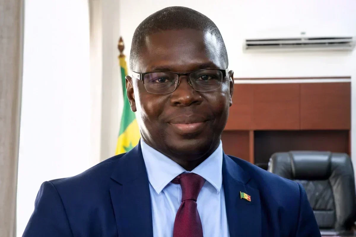 Portrait d'une figure politique sénégalaise illustrant les alliances mouvantes