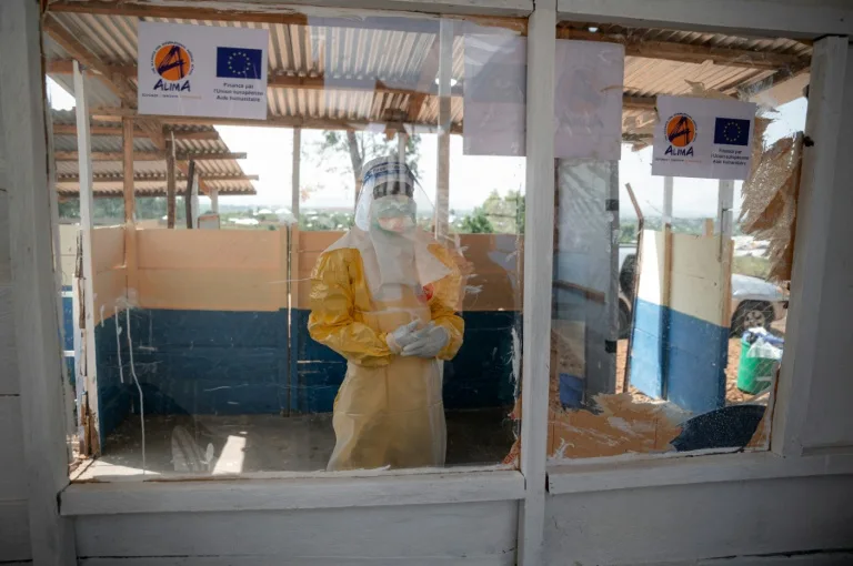 Infirmier en tenue de protection contre Ebola en RDC