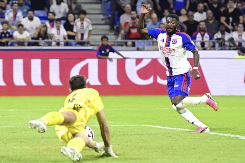Ainsley Maitland-Niles marquant son but contre le Sparta Prague
